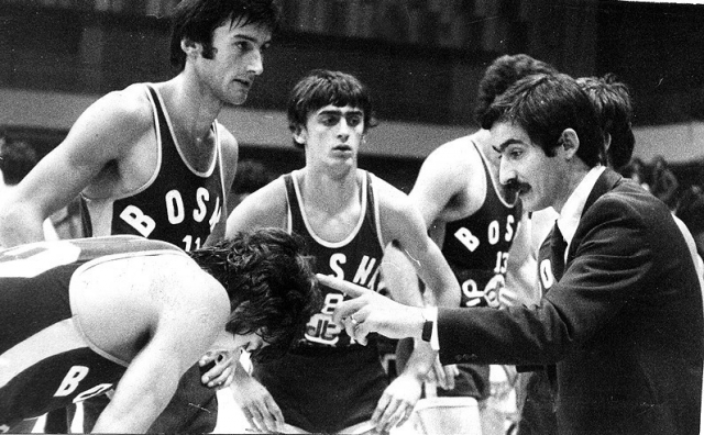 Un giovane Tanjevic catechizza Radovanivic e Delibašic durante un time-out.